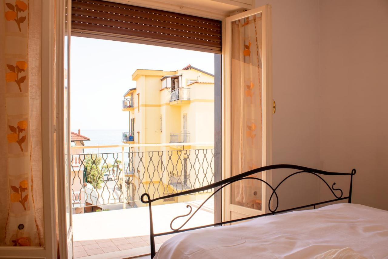 Posto Auto Gratuito Relax A 30 Metri Dal Mare Lejlighed Riva Ligure Eksteriør billede